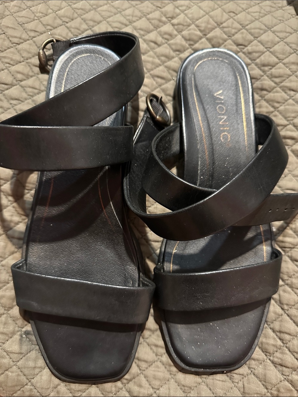 NWOT Vionic Black Leather Crossover Strap Sandals